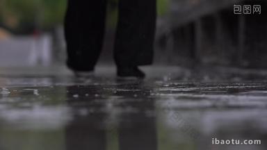 雨中缓缓走路的男人